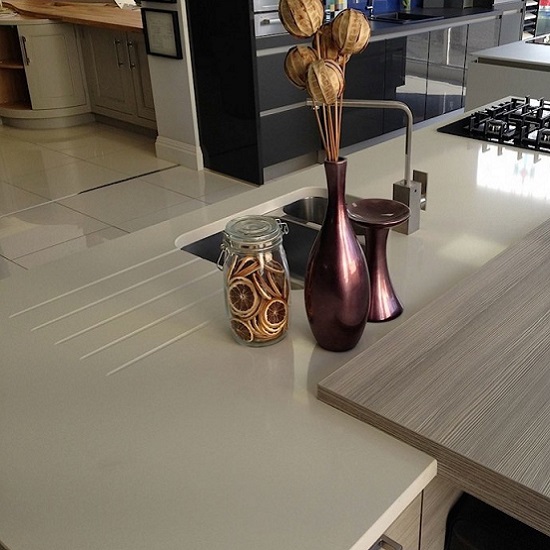 A kitchen island with draining grooves in Quartzforms MA Beige quartz