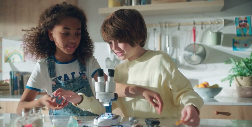 Two children making an experiment on Silestone Kosher kitchen worktops