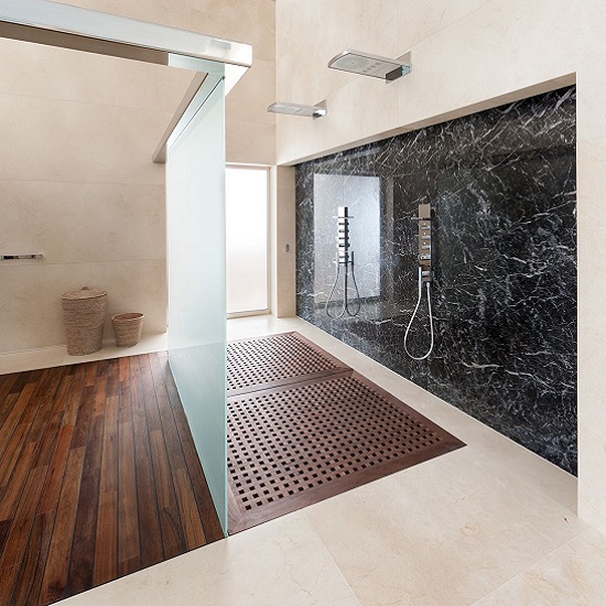 a cream bathroom with a Nero Marquina marble wall