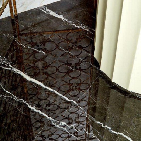 a floor with Nero Marquina marble surfaces