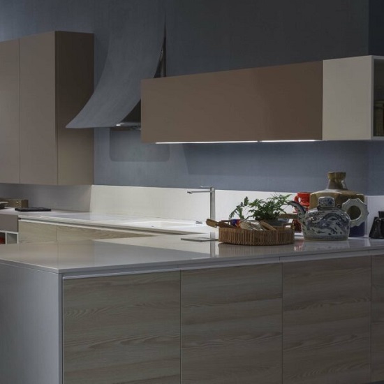 a photo of a grey kitchen with Quartzforms Breeze Blanc quartz worktops