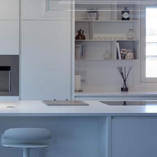 A white kitchen with Quartzforms Cloudy White quartz worktops