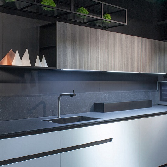 a modern kitchen with Quartzforms Veined Africa quartz worktops and matching backsplashes