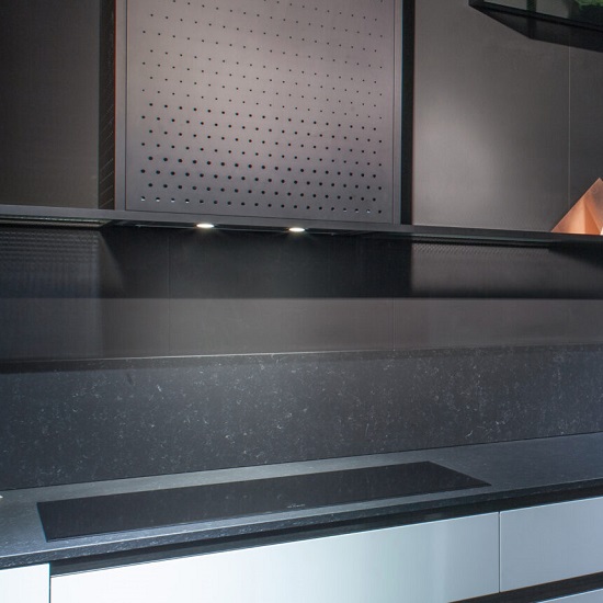 a minimalistic kitchen with Quartzforms Veined Africa worktops and a black hood extractor