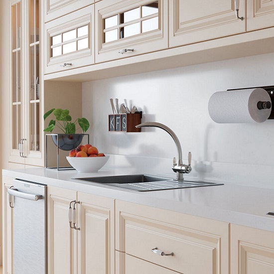 a kitchen worktop and matching splashback in Quartzforms Veined Bernini quartz