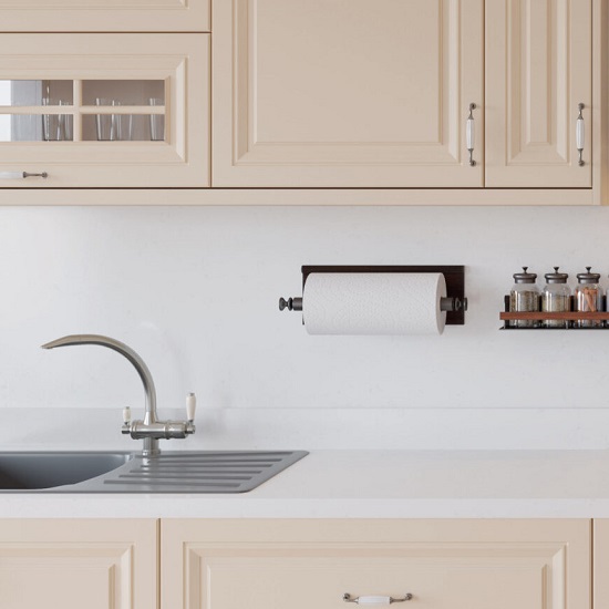 a kitchen worktop in Quartzforms Veined Bernini with a matching splashback and a metal shelf with a paper towel roll