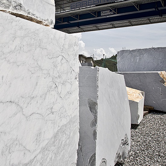 a photo of a Calacatta Bettogli marble block