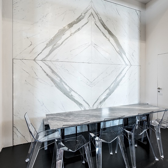 a living room with a Calacatta Bettogli marble wall