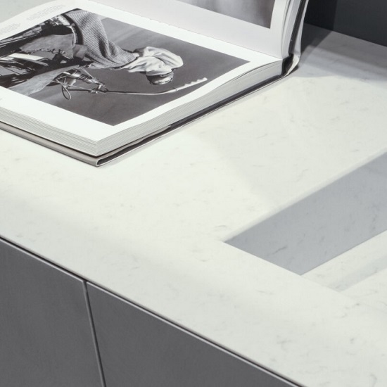 a kitchen worktop in Quartzforms Veined Michelangelo white quartz with grey veins