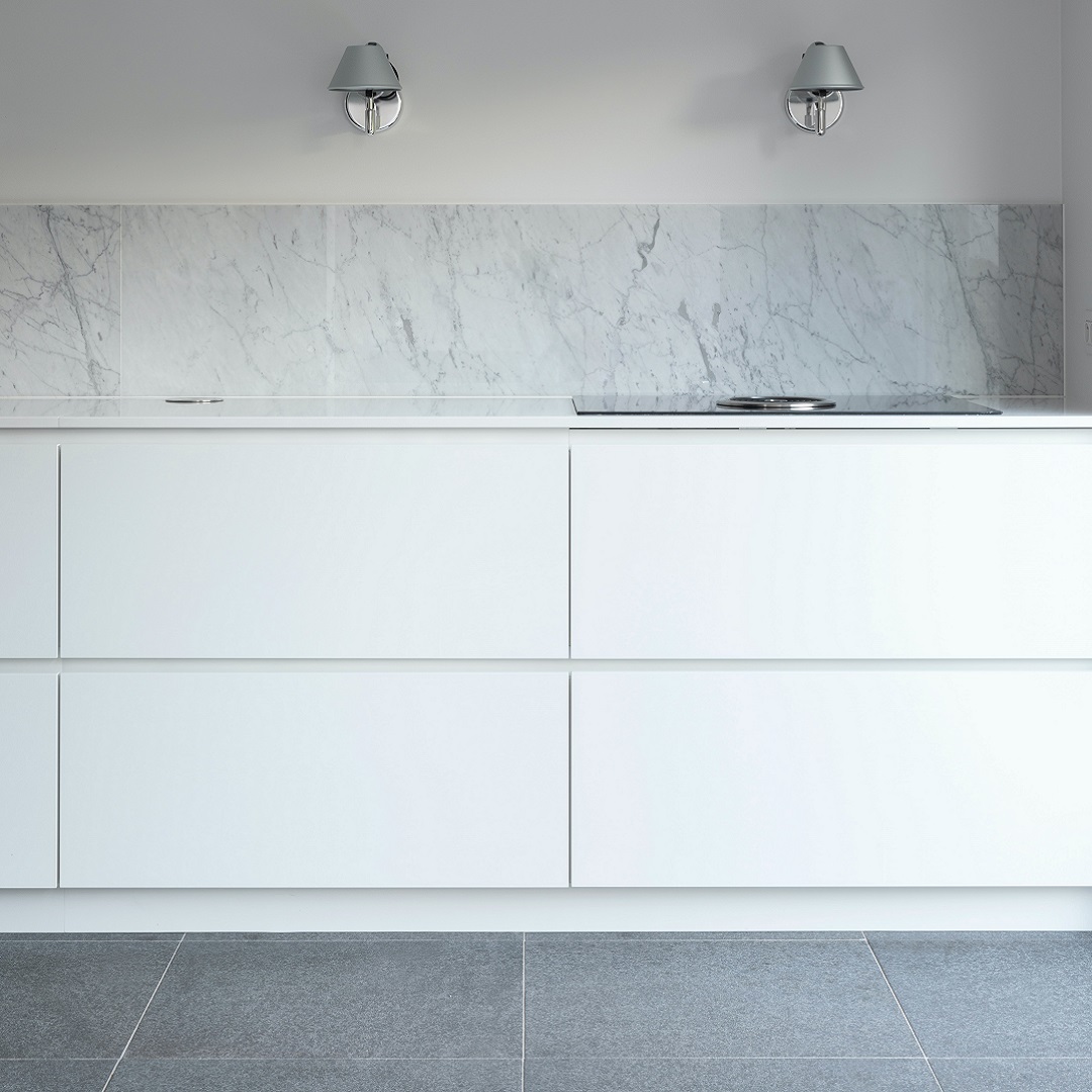 a photo of a kitchen with Acqua Bianca marble worktops and backsplashes