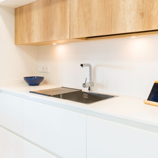 a modern kitchen with Compac Absolute Blanc 30mm worktops