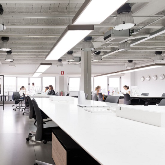 photo of an office with Compac Absolute Blanc glace worktops