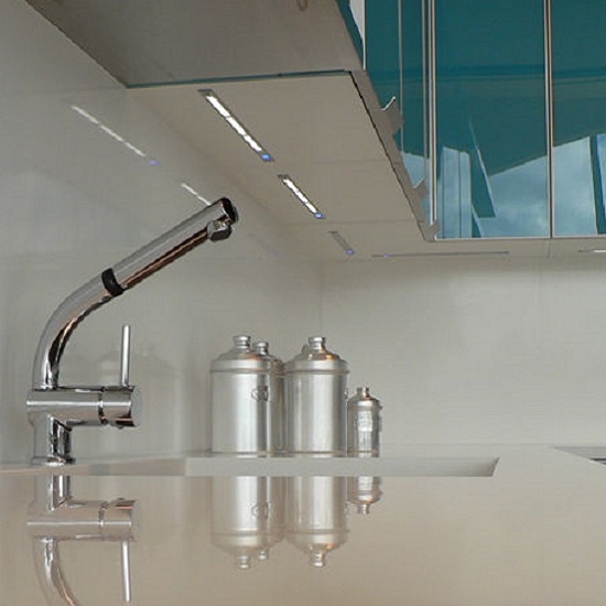 a close-up of a Compac Glaciar kitchen worktop and splashback