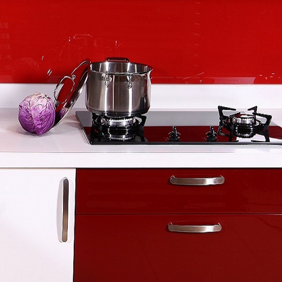 a photo of a red kitchen with Unistone Bianco Assoluto quartz worktops