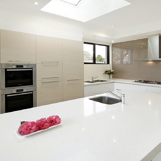 a modern kitchen with Unistone Bianco Extreme worktops