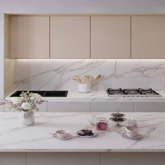a photo of a modern kitchen with Unistone Calacatta Vagli Oro worktop, breakfast bar and backsplash