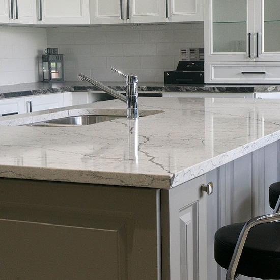 a photo of a white kitchen with a 30 mm Unistone Diamant worktop