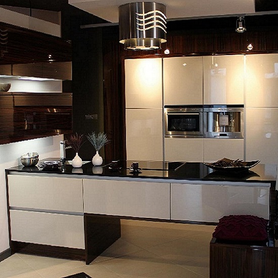 a white kitchen with Technistone Gobi Black worktops