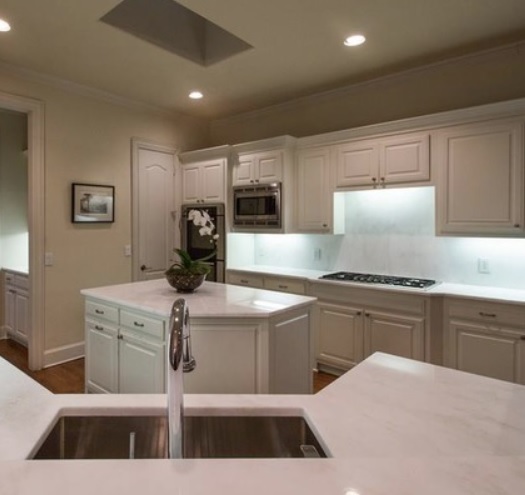 a kitchen with White Rhino marble worktops