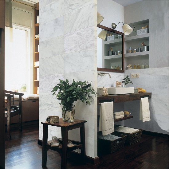a kitchen with Bianco Carrara Venato marblewalls
