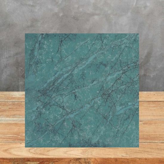 an image of a CRL Quartz Cristallo Verde sample and a grey background
