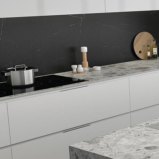 an Arklam Amsterdam Grey worktop in a kitchen