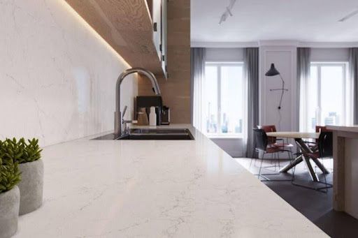 A kitchen worktop in Caesarstone Dreamy Carrara Quartz with a table and chairs