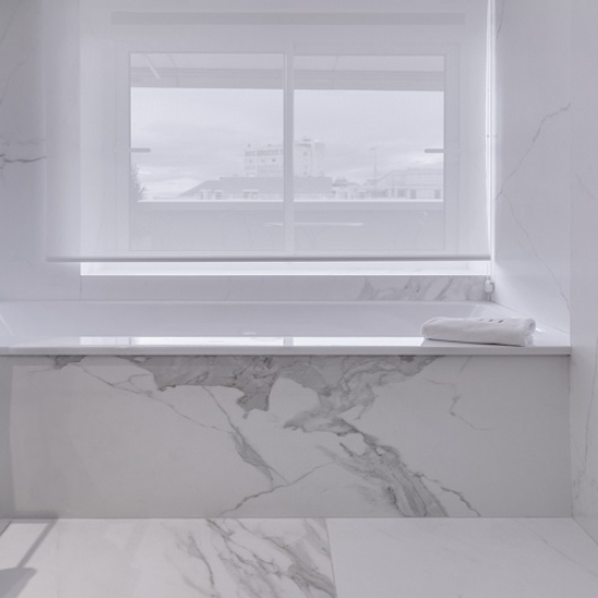 Neolith Estatuario bathroom