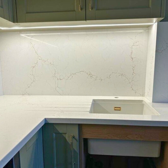 Calacatta Amber Giant Quartz worktop and splashback